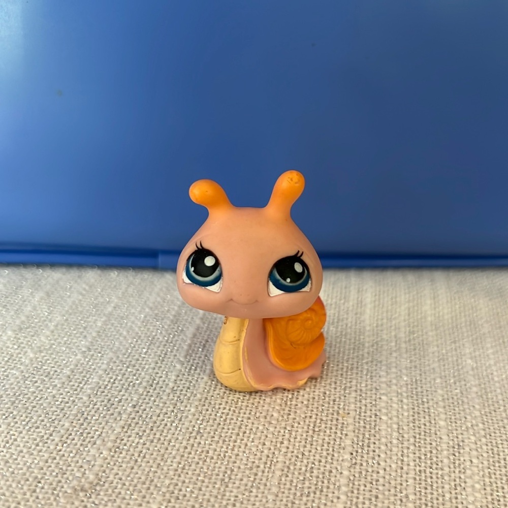 LPS  #262 Snail AUTHENTIC red magnet 2006 marked on base Blue eyes